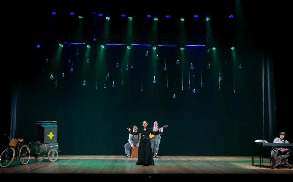 Cia. Apocalíptica apresenta espetáculo sobre Marie Curie no Teatro Municipal de Rio Preto. Foto: Vitão Natureza 